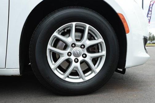 Bright White Clearcoat 2020 Chrysler Pacifica Touring-L