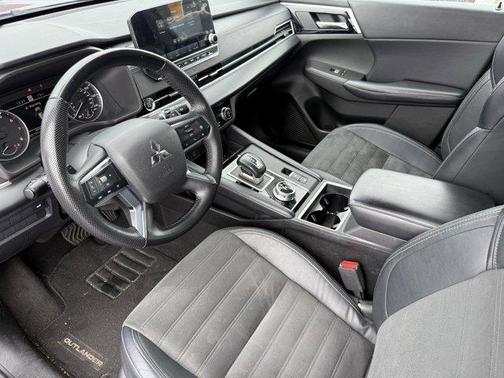 2023 Mitsubishi Outlander SE