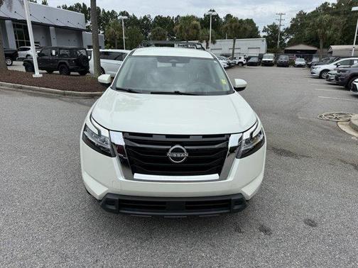 2022 Nissan Pathfinder SV