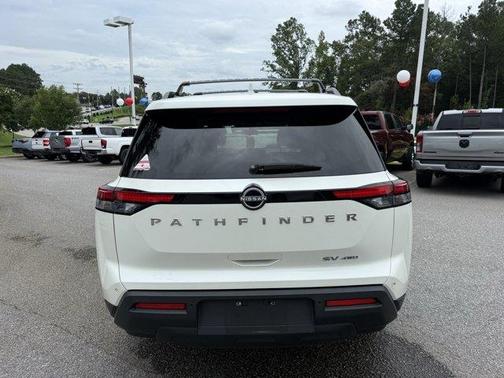 2022 Nissan Pathfinder SV