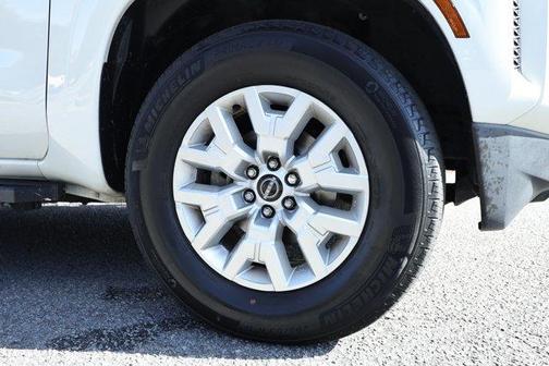 Glacier White 2022 Nissan Frontier SV