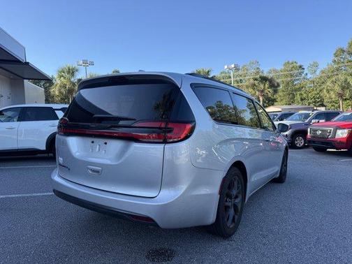 2022 Chrysler Pacifica Touring-L