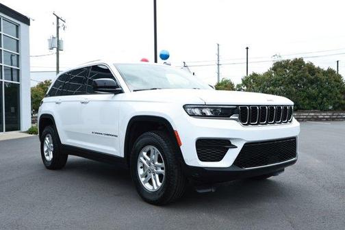 Bright White Clearcoat 2023 Jeep Grand Cherokee Laredo