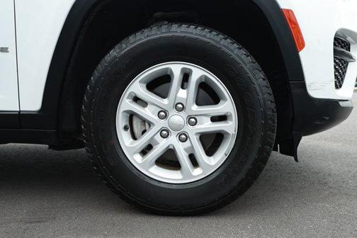 Bright White Clearcoat 2023 Jeep Grand Cherokee Laredo