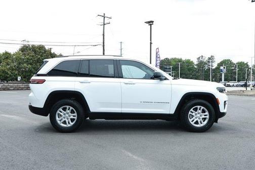 Bright White Clearcoat 2023 Jeep Grand Cherokee Laredo