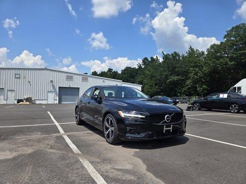 2024 Volvo S60 B5 Core Dark Theme