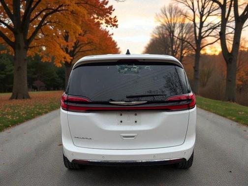 2023 Chrysler Pacifica Touring-L