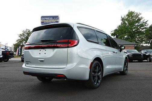 Silver Mist Clearcoat 2026 Chrysler Pacifica Select