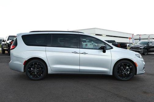 Silver Mist Clearcoat 2026 Chrysler Pacifica Select