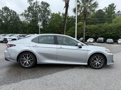 2022 Toyota Camry Hybrid XLE
