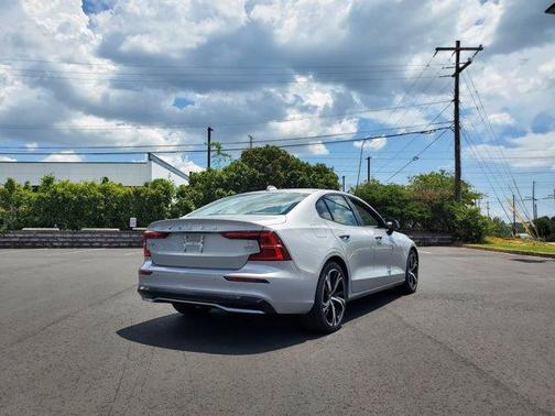 2024 Volvo S60 B5 Core Dark Theme