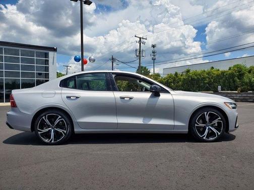 2024 Volvo S60 B5 Core Dark Theme
