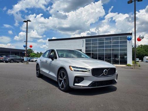 2024 Volvo S60 B5 Core Dark Theme