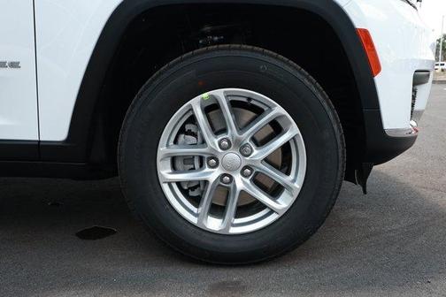 Bright White Clearcoat 2026 Jeep Grand Cherokee L Laredo