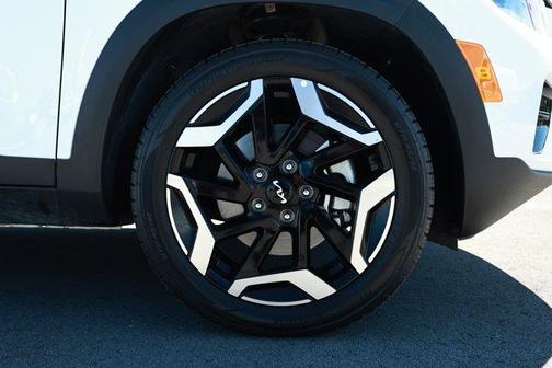 Snow White Pearl 2024 Kia Seltos SX