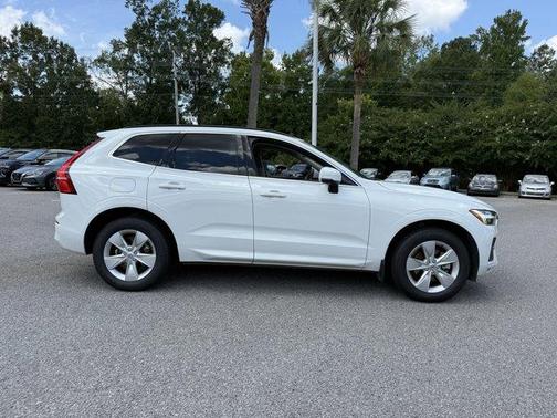 2022 Volvo XC60 B5 Momentum