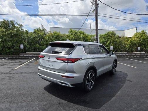 2023 Mitsubishi Outlander SE