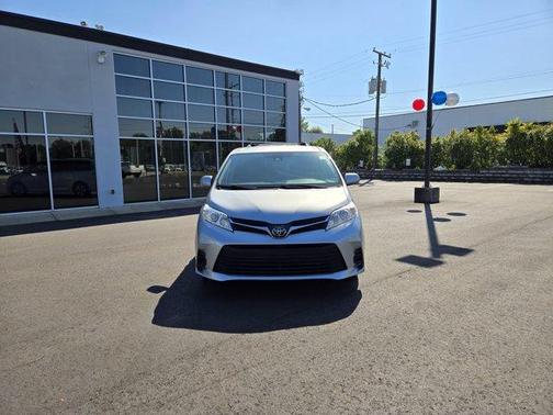 2020 Toyota Sienna LE