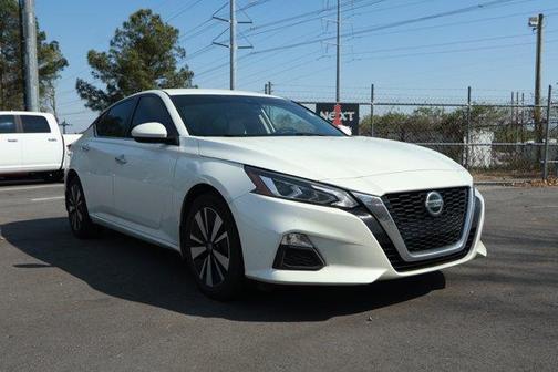 White 2021 Nissan Altima 2.5 SV