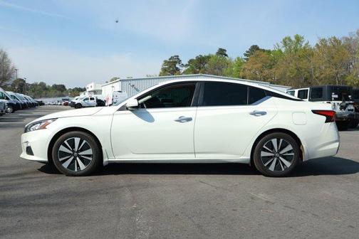 White 2021 Nissan Altima 2.5 SV