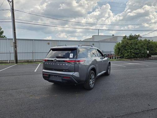 2023 Nissan Pathfinder SV