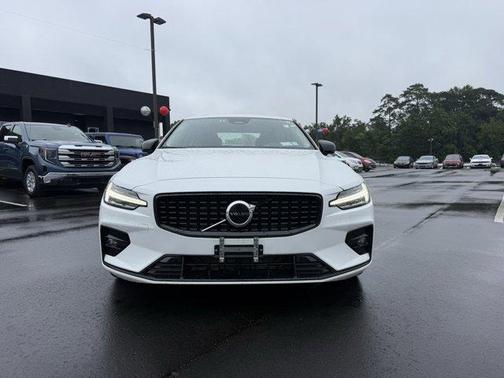 2024 Volvo S60 B5 Core Dark Theme
