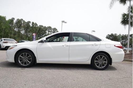White 2017 Toyota Camry SE