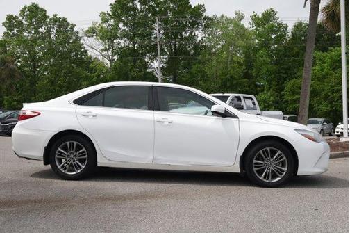 White 2017 Toyota Camry SE