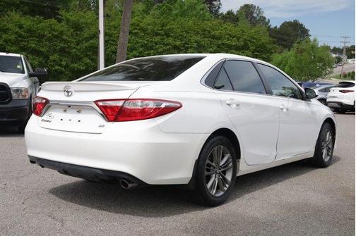 White 2017 Toyota Camry SE