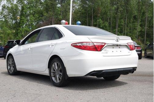 White 2017 Toyota Camry SE