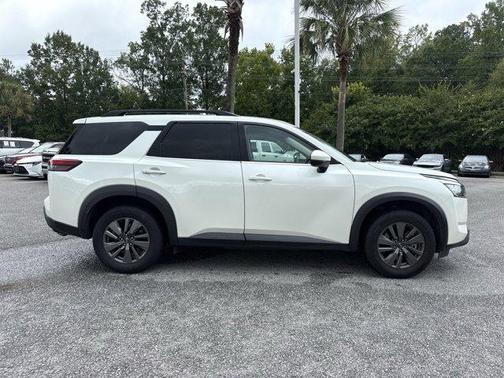 2024 Nissan Pathfinder SV