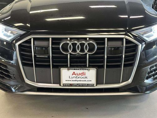 Mythos Black Metallic 2023 Audi Q7 45 Premium