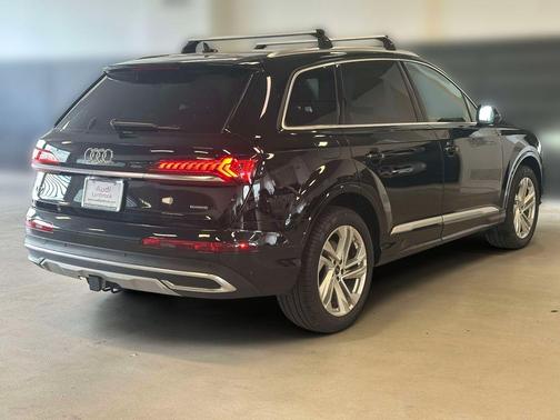Mythos Black Metallic 2024 Audi Q7 45 Premium