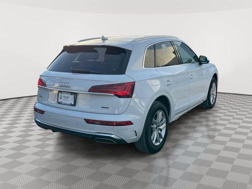 Glacier White Metallic 2022 Audi Q5 45 S line quattro Premium