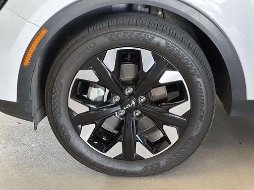 Glacial White Pearl 2024 Kia Sportage X-Line