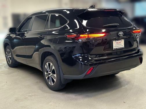Midnight Black Metallic 2024 Toyota Highlander XLE