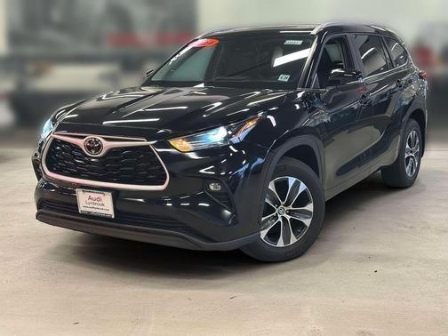 Midnight Black Metallic 2024 Toyota Highlander XLE