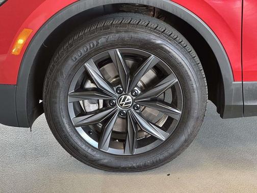 Kings Red 2024 Volkswagen Tiguan 2.0T SE
