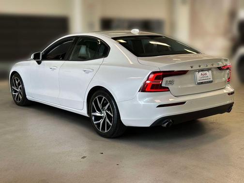 Crystal White Pearl 2020 Volvo S60 T5 Momentum