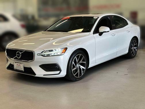 Crystal White Pearl 2020 Volvo S60 T5 Momentum