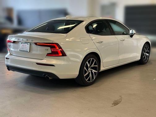 Crystal White Pearl 2020 Volvo S60 T5 Momentum