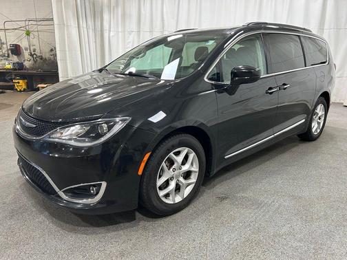 Brilliant Black Crystal Pearlcoat 2017 Chrysler Pacifica Touring-L