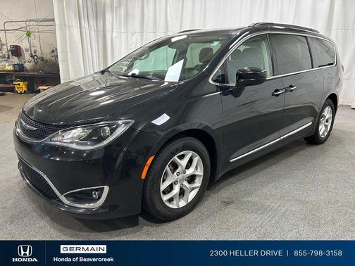 Brilliant Black Crystal Pearlcoat 2017 Chrysler Pacifica Touring-L