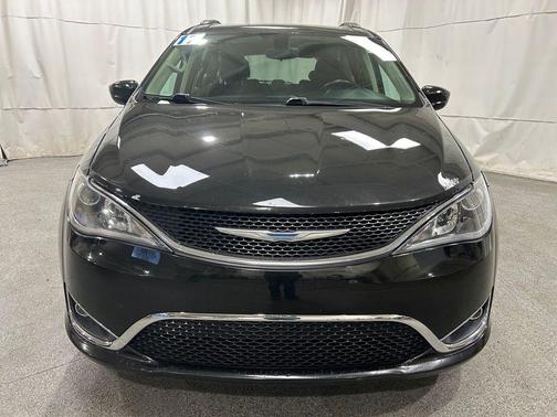 Brilliant Black Crystal Pearlcoat 2017 Chrysler Pacifica Touring-L