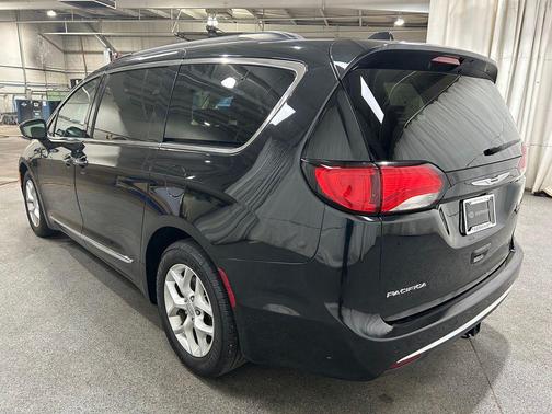 Brilliant Black Crystal Pearlcoat 2017 Chrysler Pacifica Touring-L