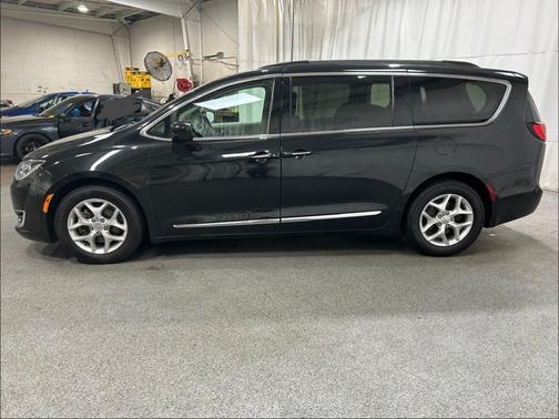 Brilliant Black Crystal Pearlcoat 2017 Chrysler Pacifica Touring-L