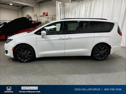 Bright White Clearcoat 2019 Chrysler Pacifica Touring-L Plus