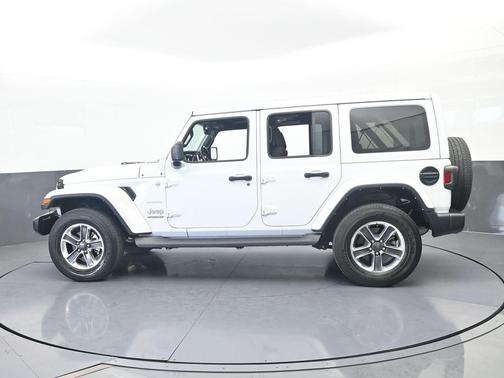 Bright White Clearcoat 2022 Jeep Wrangler Unlimited Sahara