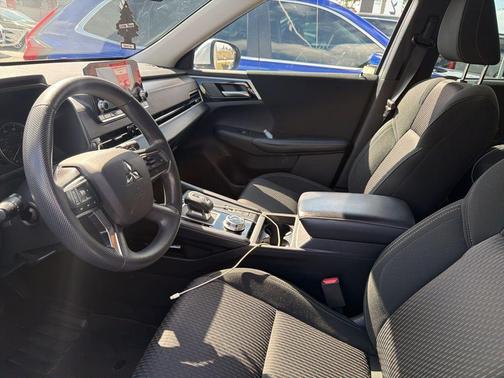 2023 Mitsubishi Outlander ES