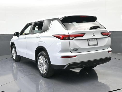 2023 Mitsubishi Outlander ES